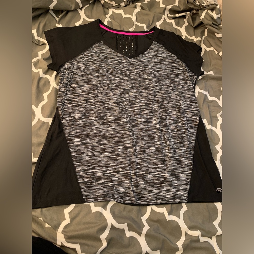 Size 2x performance shirt with perforated back panel